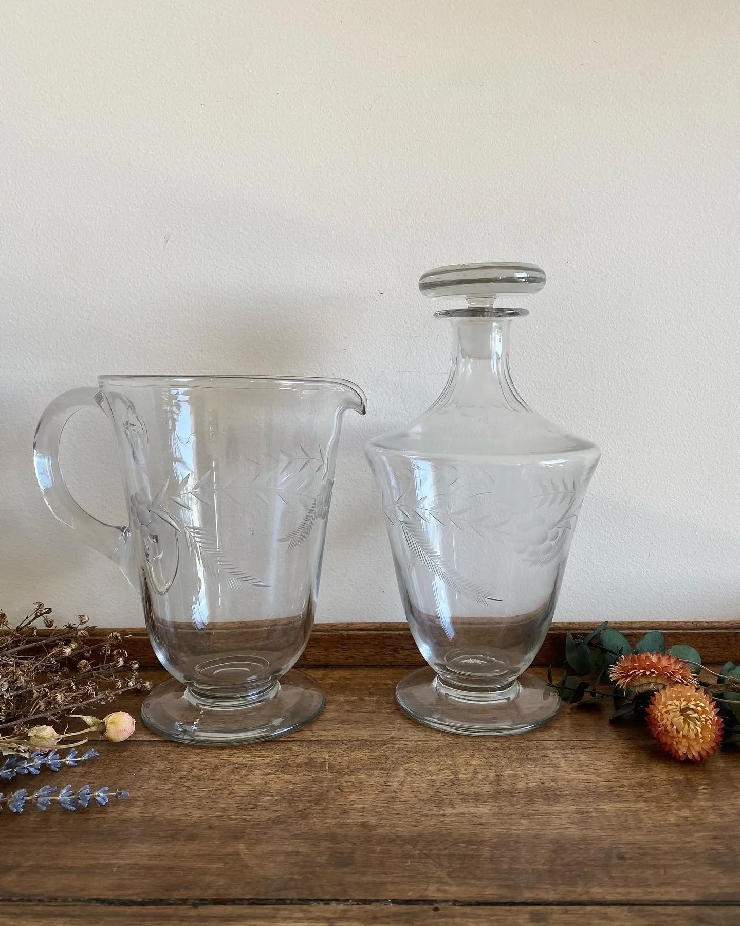 Carafe et pichet en verre travaillé assortis