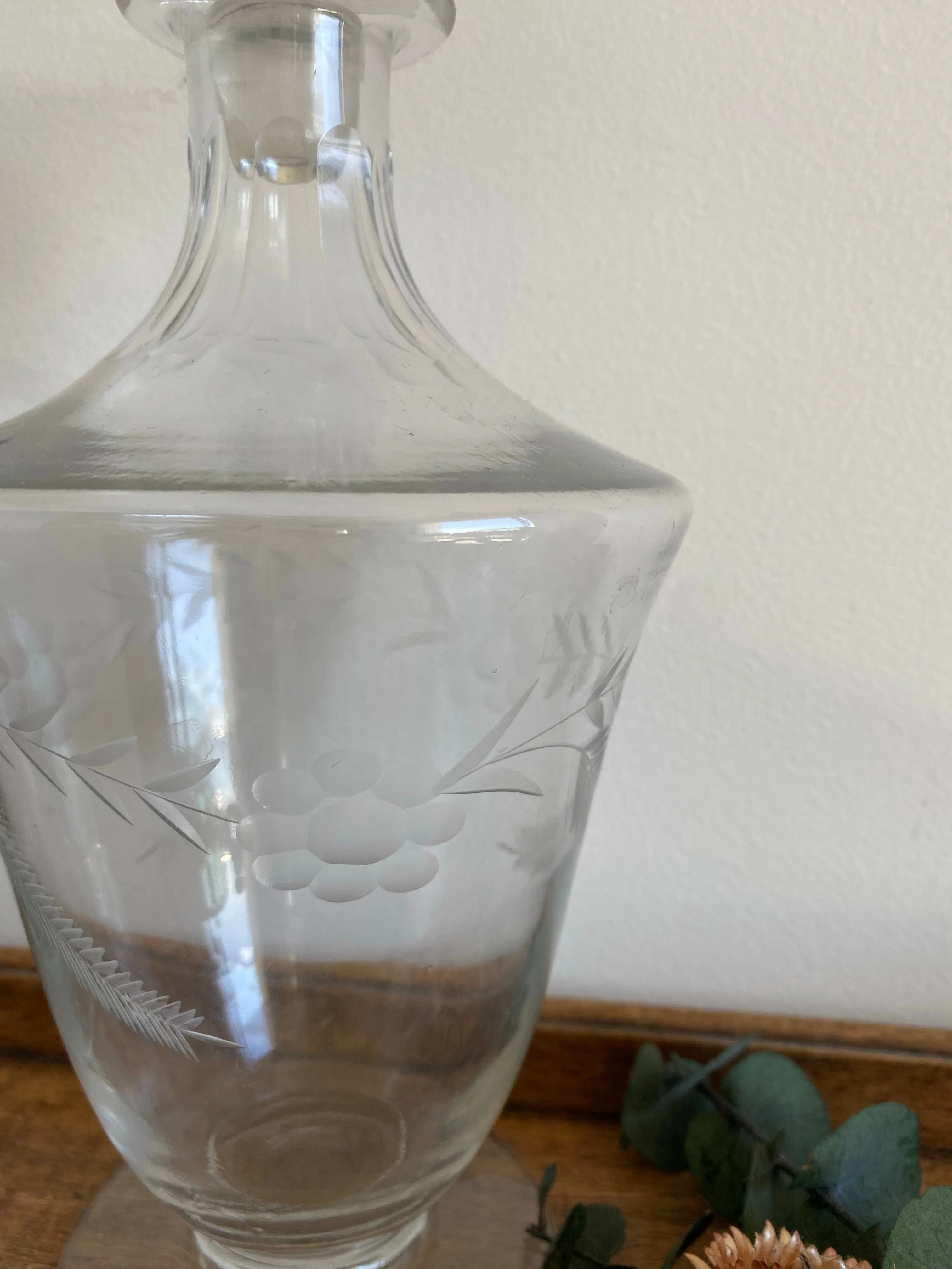 Carafe et pichet en verre travaillé assortis